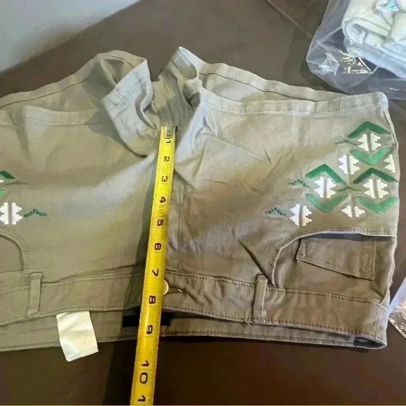 H&M‎ COOL ACCENT KHAKI DENIM SHORTS AZTEC GREEN & WHITE EMBROIDERED BOHO SZ 14 - Picture 6 of 7